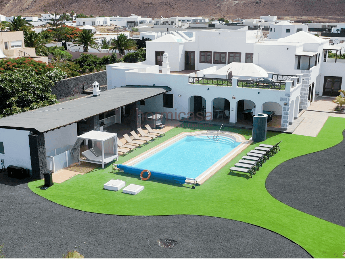 Imagen 1 de la propiedad Exclusivo Chalet Independiente en Costa Teguise – Lujo, Amplitud y Privacidad