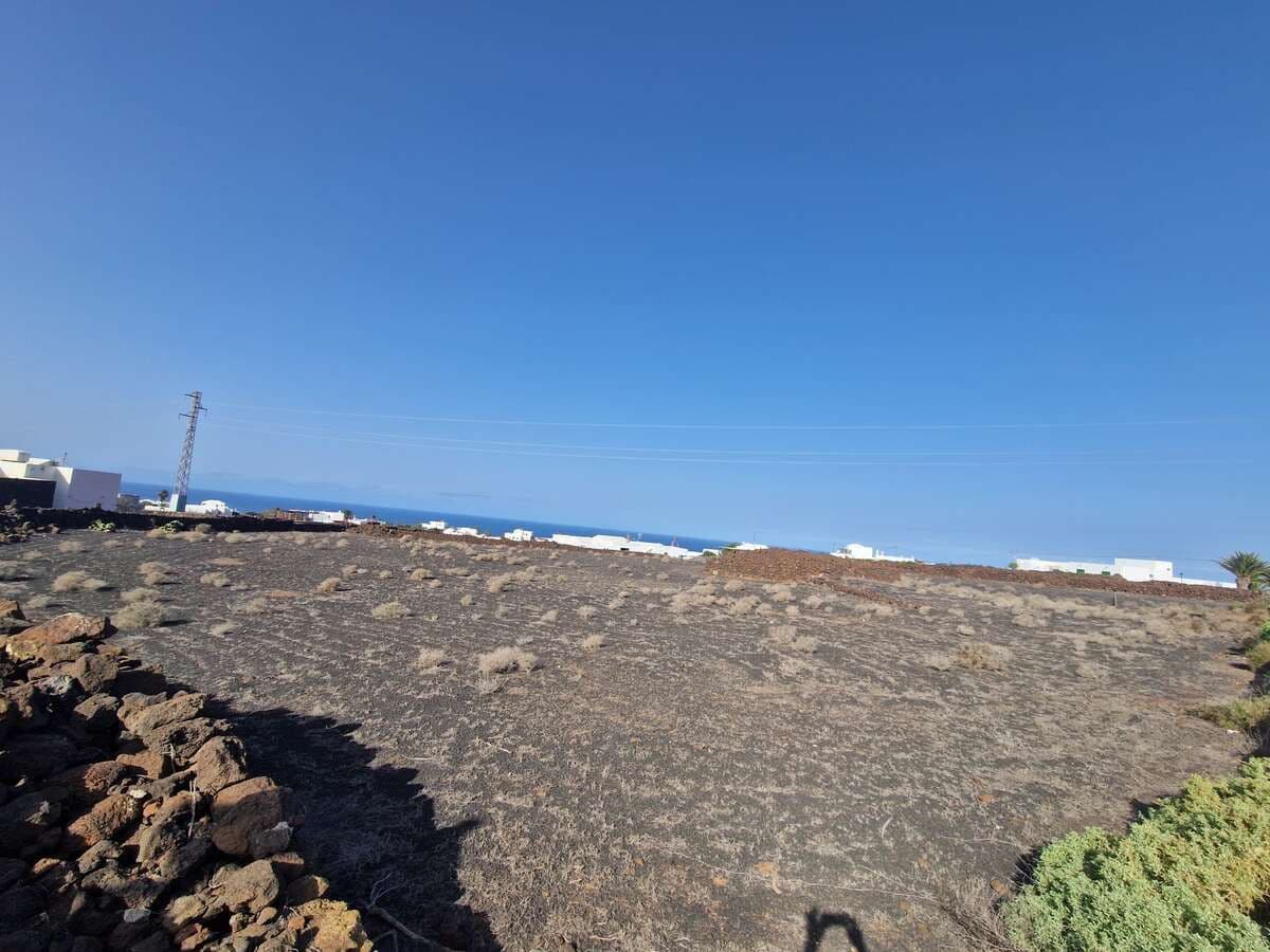 Imagen 2 de la propiedad Investissez dans votre avenir avec ce terrain à haut potentiel.