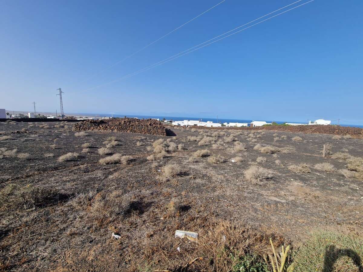 Imagen 3 de la propiedad Investissez dans votre avenir avec ce terrain à haut potentiel.