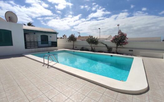 Bungalow en complejo con piscina a 400 metros de la playa en Puerto del Carmen